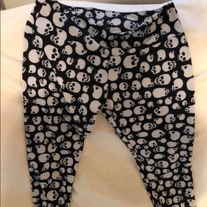 Onzie skull Capri workout leggings